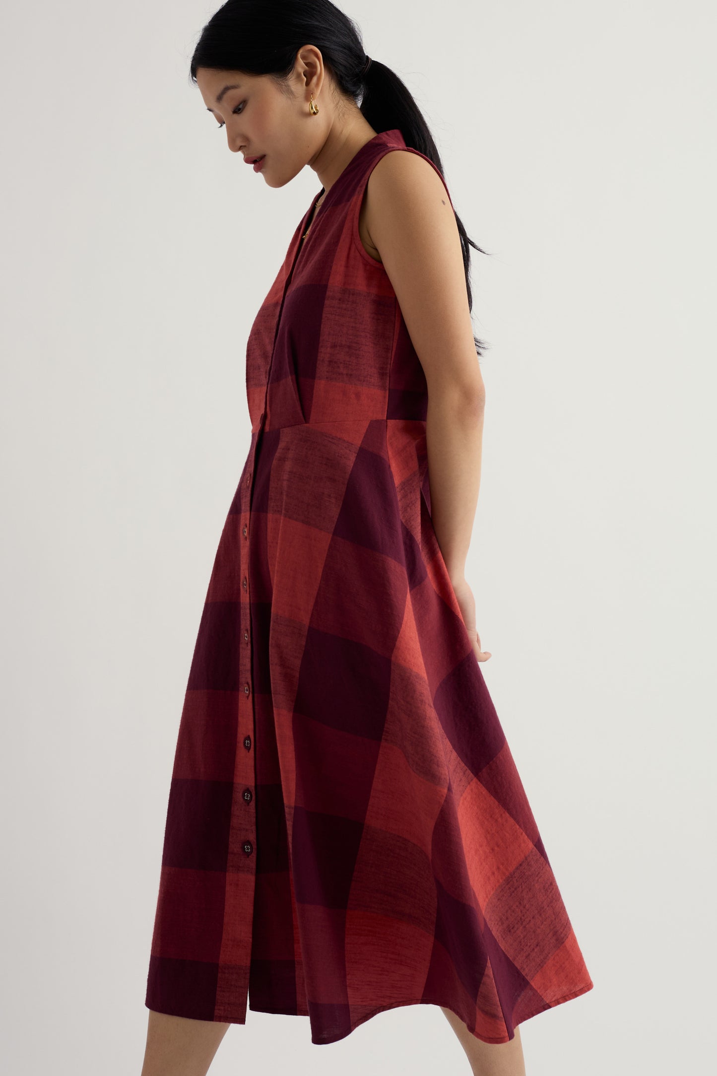 Robe sans manches en bois sculpté teint en fil