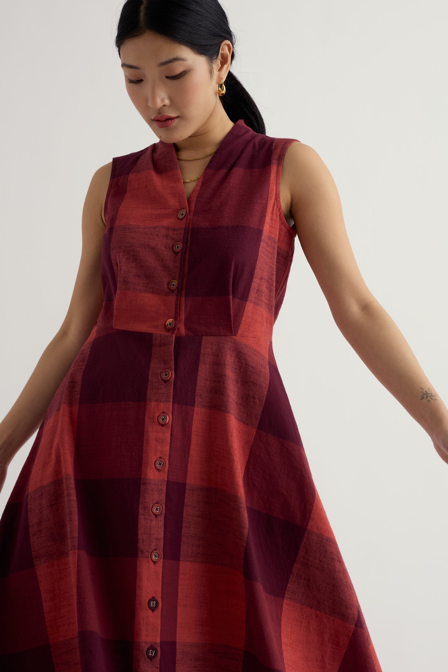 Robe sans manches en bois sculpté teint en fil