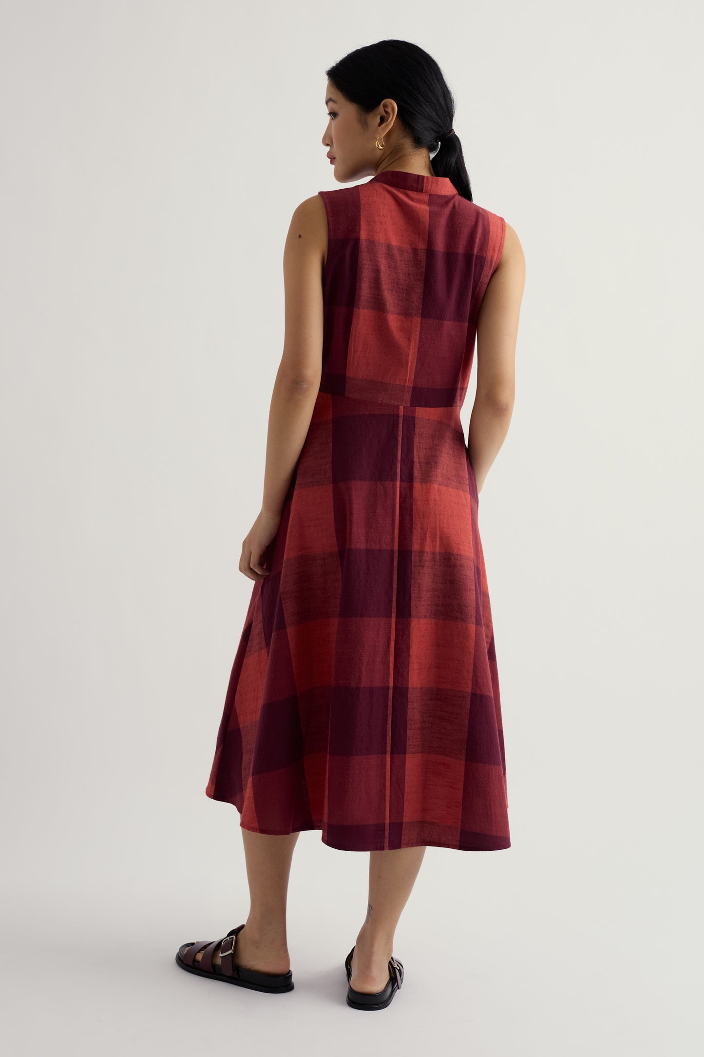 Robe sans manches en bois sculpté teint en fil